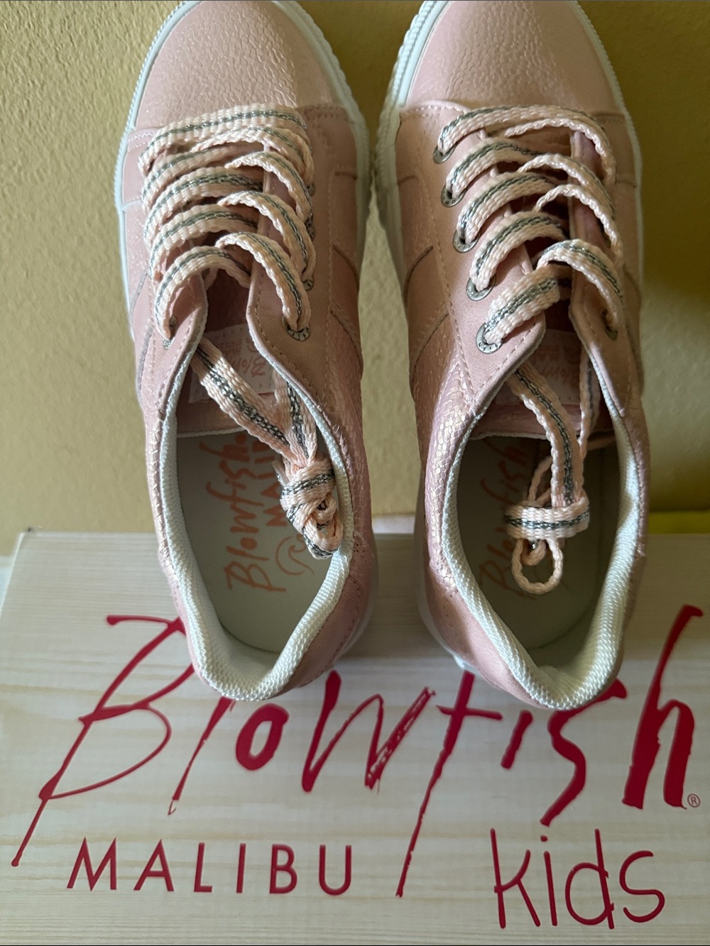 ❤️😀 NEW ……Blowfish Pink Low-Top Girls' Sneakers